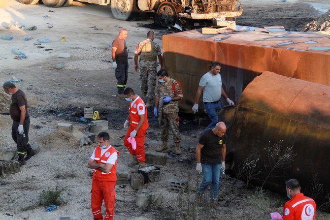 2021年8月15日、レバノン北部アッカールで起きた燃料トラック爆発事故の現場にいるレバノン軍兵士、民間防衛隊員、救助隊員。（ロイター）