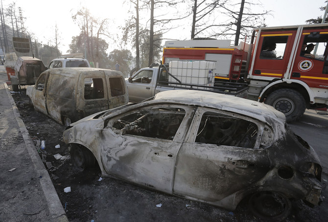 2021年8月13日（金）、アルジェ東部カビール地域にあるアクロフ村近くの火災後に写真に収められた焼け焦げた自動車。(AP)