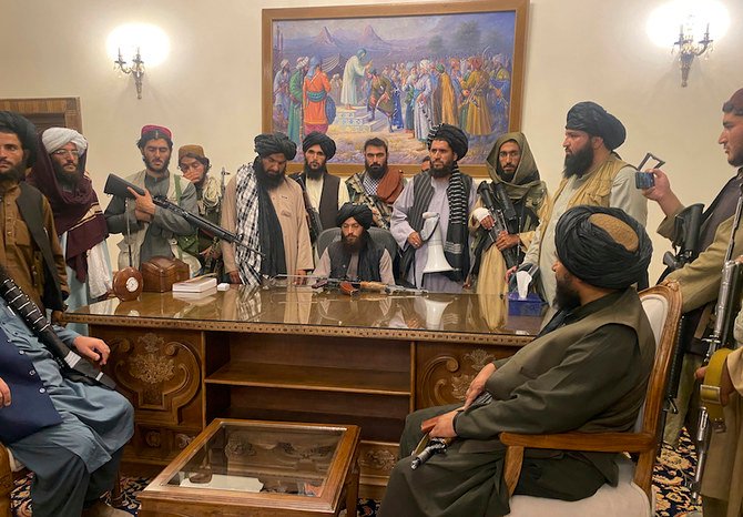 2021年8月15日日曜日、アフガニスタンのカブールで、同国のアシュラフ・ガニ大統領が国外に逃亡した後、タリバンの戦闘員が同国の大統領府を掌握した。（AP通信）