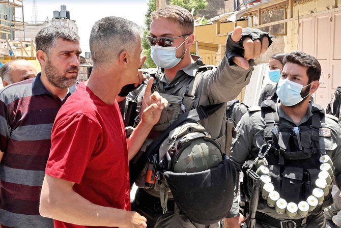  イブラヒミ・モスクでの金曜礼拝後にヘブロンで行われた抗議活動中に、パレスチナ人参拝者と口論するイスラエルの治安部隊。（AFP通信）