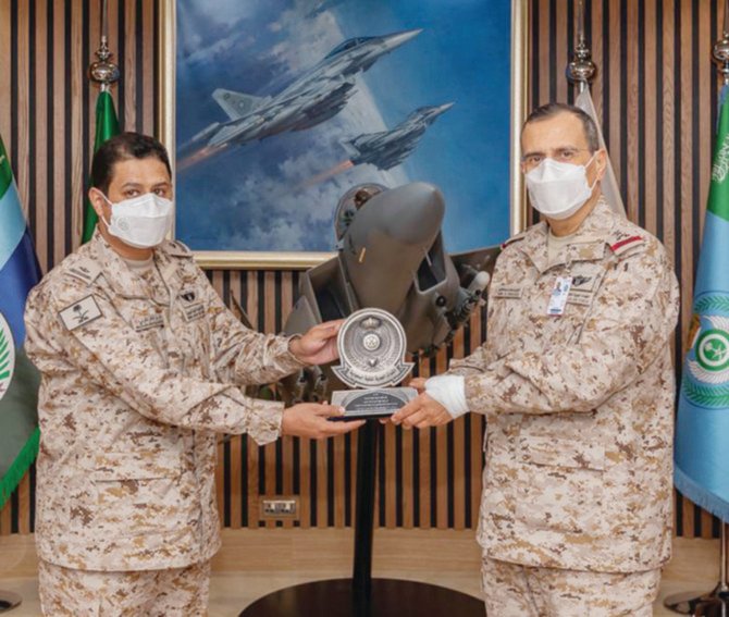 アリ・ビン・ダッフェル・アル・カルニ少将が、サウジアラビア空軍司令官トゥルキ・ビン・バンダル・ビン・アブドル・アジーズ中将から第2位達成勲章を授与される。（SPA）