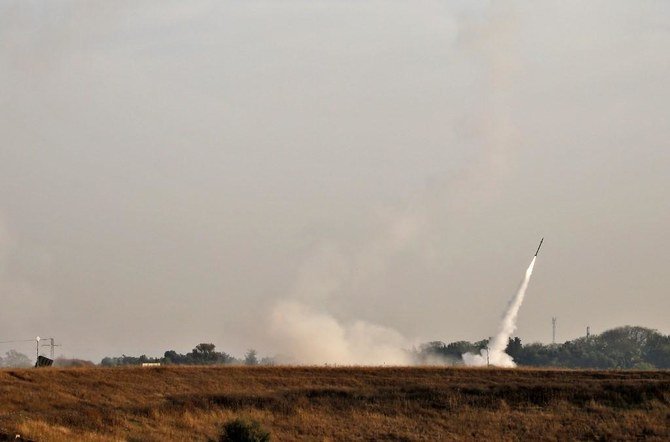 2019年5月5日、イスラエルとガザ地区の境界に沿って飛来する短距離ロケット弾を迎撃するイスラエルのアイアンドーム対空防衛システム。(AFP)