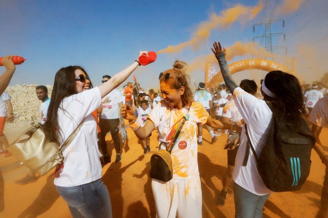 サウジアラビアで開催されたリヤド・シーズン・フェスティバルのイベント「Colour Run」に参加する女性たち。（2019年10月26日撮影）（ロイター）