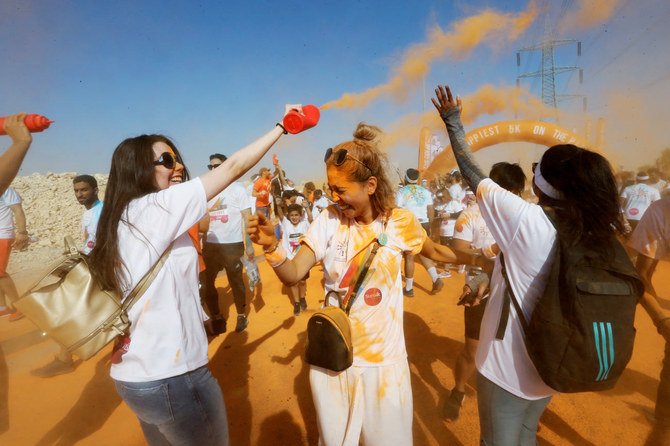 サウジアラビアで開催されたリヤド・シーズン・フェスティバルのイベント「Colour Run」に参加する女性たち。(2019年10月26日撮影)(ロイター)
