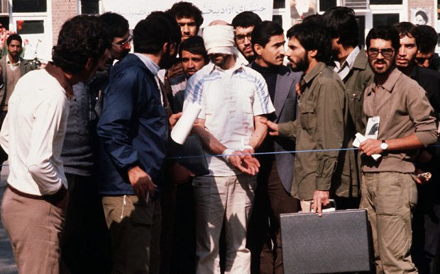上に掲げる1979年の在テヘラン米国大使館の事件に見られるように、イラン政府は人質をとることでは悪名が高い。（ゲッティイメージズ）