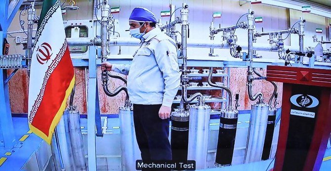 2021年4月10日、イランのナタンズウラン濃縮工場内で行われた、同施設に設置されたIR-6遠心分離機164台とIR-5装置30台のカスケードの落成式における技術者の様子。(イラン大統領府/AFP提供)