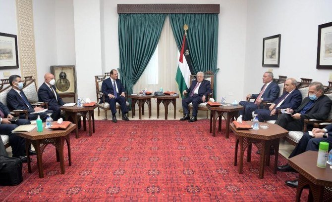 パレスチナのマフムード・アッバース大統領が2021年8月18日にラマッラーでエジプトの総合情報局長官のアッバス・カメル少将と面会。(WAFA通信)