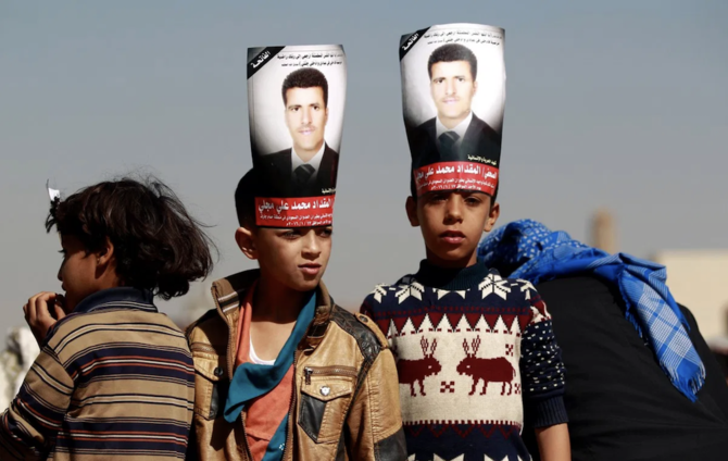2016年1月18日に撮影されたこの写真には、ジャーナリストのアルミグダド・モジャリ氏の葬儀に参列するイエメンの少年たちが写っている。イエメンは、ジャーナリストにとって世界で最も危険な国の1つとされている。（AFP通信/資料写真）