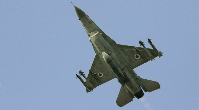 レバノンでの任務遂行のために、イスラエル北部の空軍基地からイスラエルのF-16戦闘機が飛び立つ。（AP）