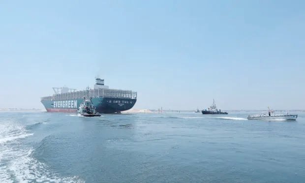 エジプト・イスマイリアのスエズ運河を航行するエバーギブン号。（ロイター通信）