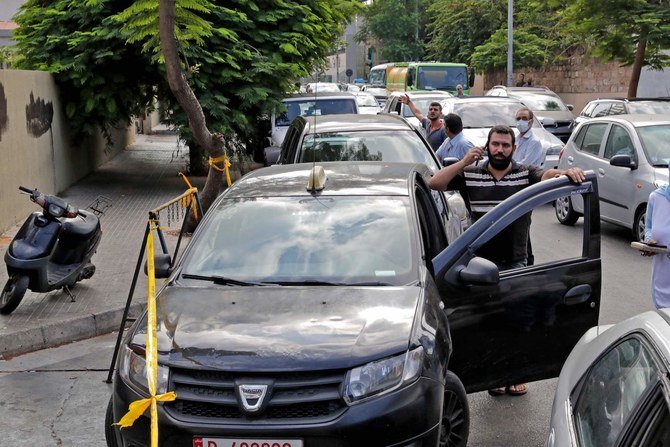 2021年8月20日、ベイルート・ハムラ地区にある閉まったガソリンスタンドの外に、レバノンの人々が列をなして待っている。（AFP）