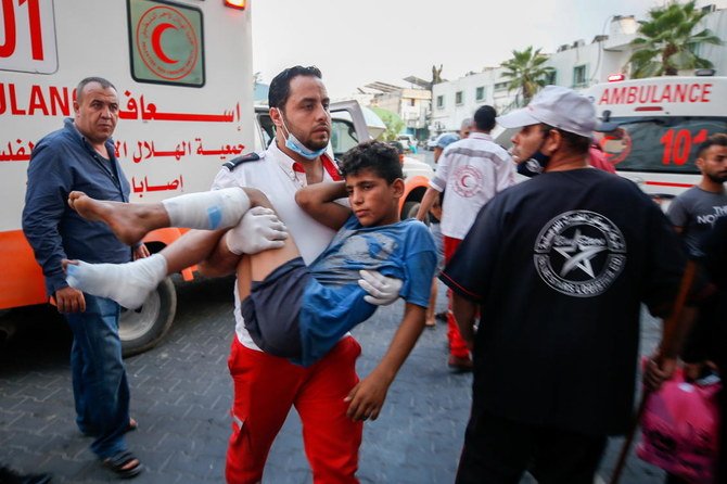 2021年8月21日、ガザ市東部のイスラエルとガザの境界で行われた抗議活動に参加して負傷したパレスチナ人が運ばれている。（ロイター通信）