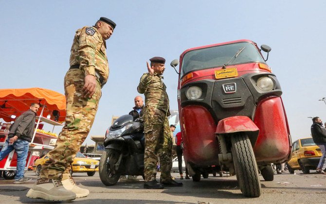 バグダッドのタハリール広場の入り口にある検問所で車両を検査するイラクの警察官。（AFPファイル写真）