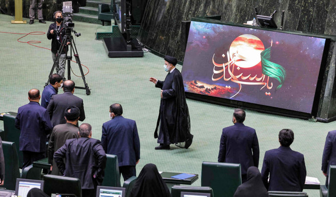 2021年8月21日、首都テヘランで開かれた閣僚の人選を審議する国会の場で歩くイランのイブラヒム・ライシ大統領。（AFP通信）