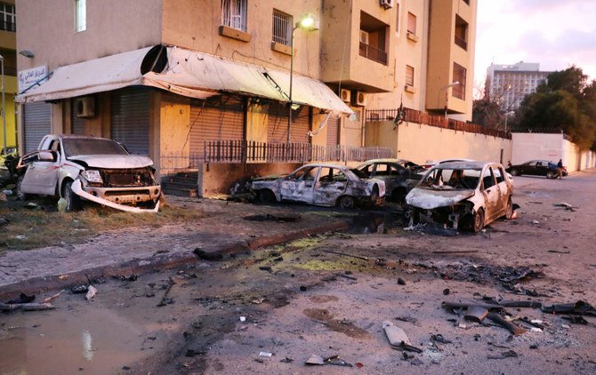 2018年12月25日にリビアの首都トリポリで自爆テロがあり、外務省の本部で車が燃えた。（ロイター）