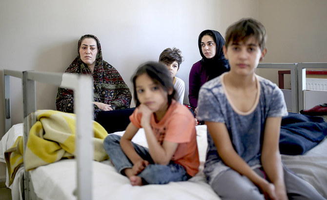 イランとトルコの国境に位置するトルコの都市ヴァンの強制送還センターにいる移民の家族。同国はすでに400万人以上のシリア難民を受け入れている。(AP通信)