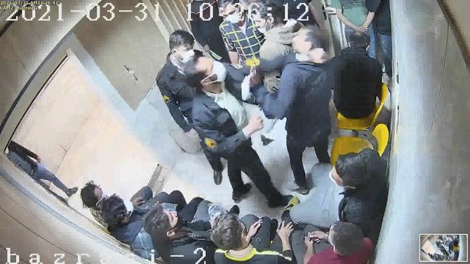 動画からイラン・テヘランのエビン刑務所で守衛が囚人を殴る場面のスクリーンショット。日付不明。（「The Justice of Ali」の動画をAP通信入手）