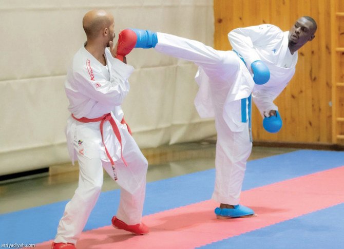 23日夜、合宿でトレーニングするタレグ・ハメディ選手(右)とファハド・アル・ハサミ選手。(アリヤディヤ)