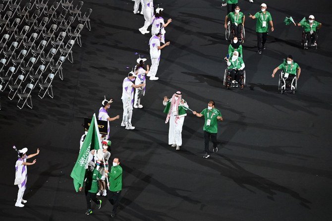 2021年8月24日、東京パラリンピック大会の開会式で、サラ・ジュマーハ選手とアハメド・シャルバトリ選手がサウジアラビアの旗手を務めている。(スクリーンショット/ツイッター/@paralympic_sa)