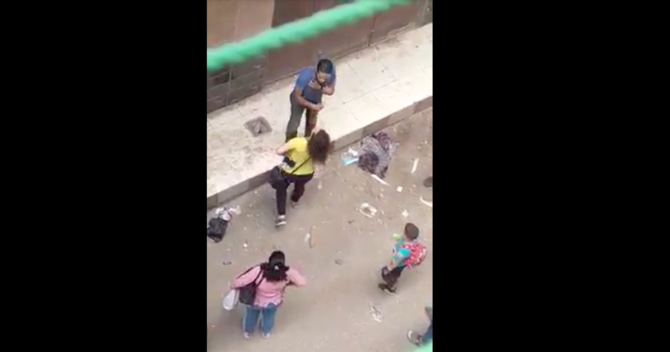 動画の中では、黄色いシャツを着たこの女性が、男性に嫌がらせをされたと言った後、男性に向かって叫んでいる様子が見て取れる。（スクリーンショット）