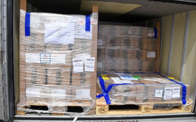 26日木曜、チュニスの国際空港で荷降ろしされるサウジアラビア寄贈のアストラゼネカ製ワクチン。（SPA）