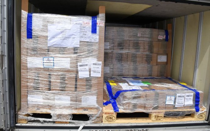 26日木曜、チュニスの国際空港で荷降ろしされるサウジアラビア寄贈のアストラゼネカ製ワクチン。(SPA)