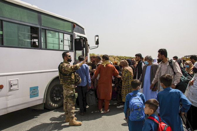 2021年8月28日、アフガニスタンのカブールにあるハミド・カルザイ国際空港で、避難者の整理に当たるドイツ兵。（アメリカ海兵隊、AP通信より）