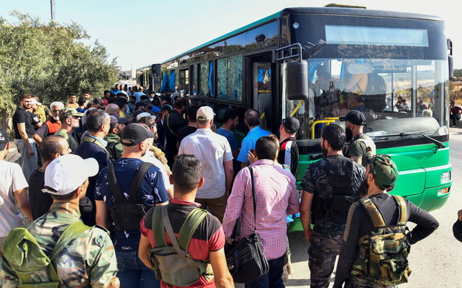 2021年8月26日にSANAが公開した写真。シリアのダラアで反体制派とその家族がバスで移動する。（SANA/ロイター経由）