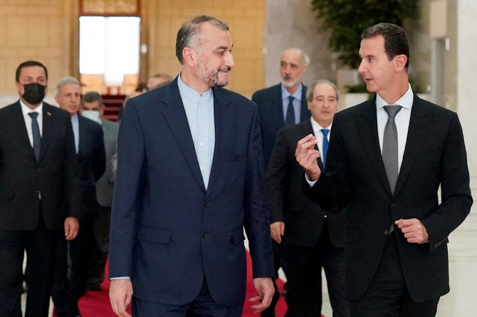 2021年8月29日にSANAがリリースしたこの配布物に、シリアのバッシャール・アサド大統領がシリアのダマスカスでイランのホセイン・アミラブドラヒアン外相と会談するところが掲載されている。(ロイター)