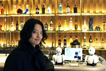 2021年8月17日、東京のドーンカフェでポーズをとる、ロボット製造企業「オリィ研究所」の共同創業者である吉藤健太朗氏。（AFP）