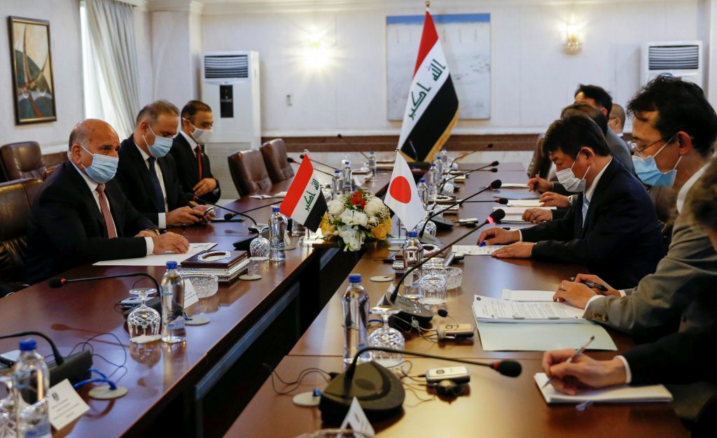 2021年8月21日、イラクのバグダッドで、茂木敏允外相がイラクのフアード・フセイン外相と会議に臨む。