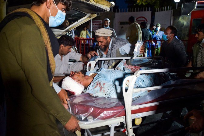 カブール空港での爆発で負傷した男性は、治療のために病院に運ばれました。(AFP)