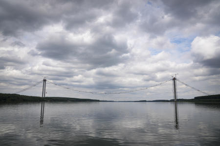 2021年8月26日（木）、ルーマニアのブライラでドナウ川に架かる吊り橋の建設現場の様子。(AP)