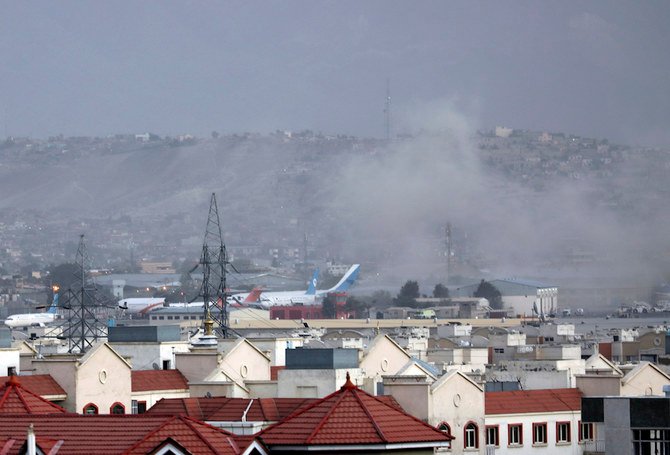 2021年8月26日(木)、アフガニスタンのカブールの空港外での爆発から煙が立ち上ります。(AP)