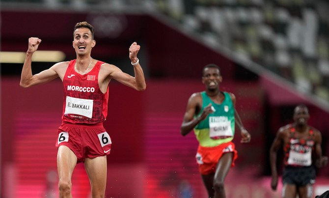 2021年8月2日月曜日、日本の東京で、2020年夏季オリンピック大会の男子3000m障害で金メダルを獲得した後、喜びを表現するモロッコのソフィアン・エル・バッカリ。（AP）