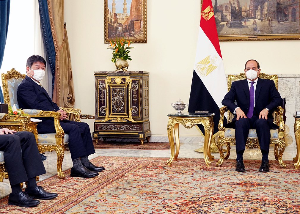 エルシーシ大統領は多くの分野で日本との協力を発展させていく姿勢を強く示した。それに対し、茂木大臣は経済協力や政治的な協議という観点でエジプトとの関係を強化していく日本の姿勢を表明した。（@moteging/Twitter）