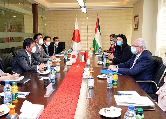 8月17日、茂木外務大臣はアッバース大統領と会い、日本とパレスチナの協力について、また中東情勢全般について話し合った。（Twitter/茂木外務大臣）