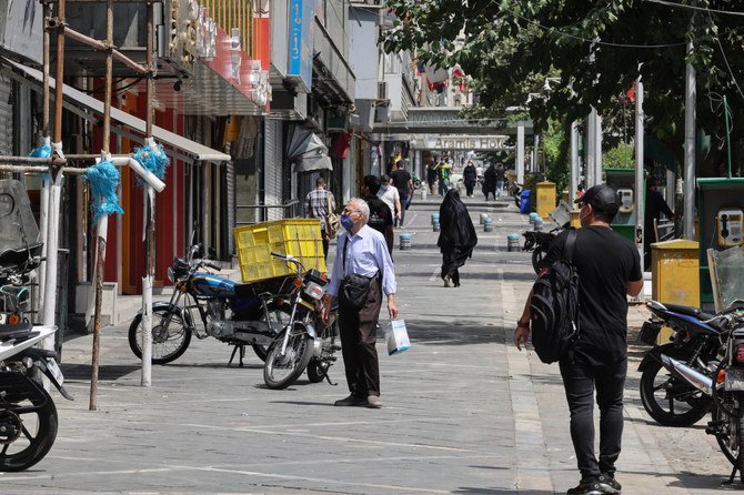2021年8月16日、首都テヘランのヴァルアスール広場で、シャッターが下りた店の前を歩くイラン人。新型コロナウイルスの感染拡大を防止するため、5日間の再規制が始まった。(ファイル/AFP)