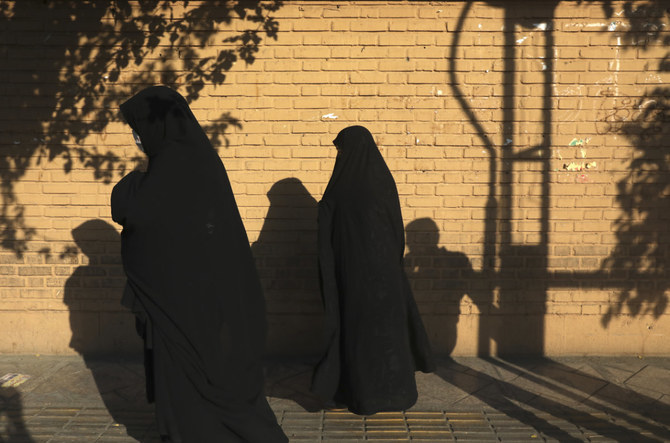 イランは月曜、国営メディアで1日の感染者数としてはイラン最多となる37,000名以上の新たな感染者を報告した。死亡者は411名であり、イランの合計死亡者数は中東最多の91,407名となった。(AP)