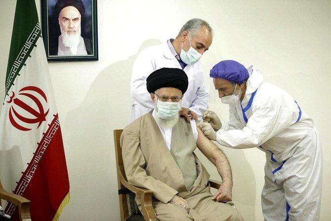 イランのテヘランで、最高指導者アヤトラ・アリ・ホメイニ師が、イラン製コロナワクチン「コヴィラン・バレカト」の接種を受けている。（資料/AFP）