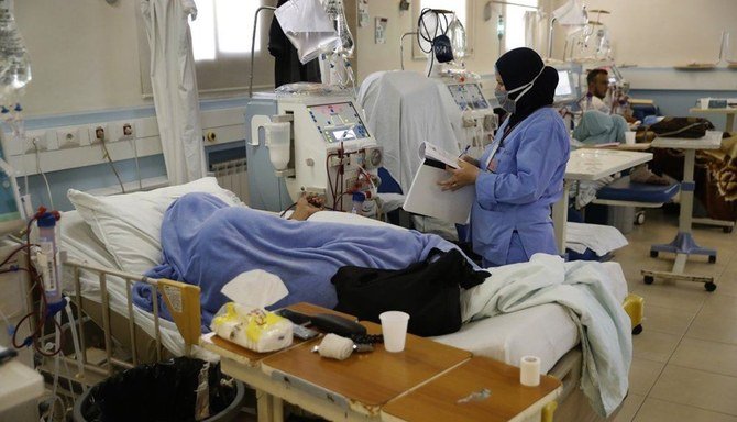 2020年7月16日木曜、レバノンのトリポリにある公立病院で、透析患者を看る看護師。(AP)