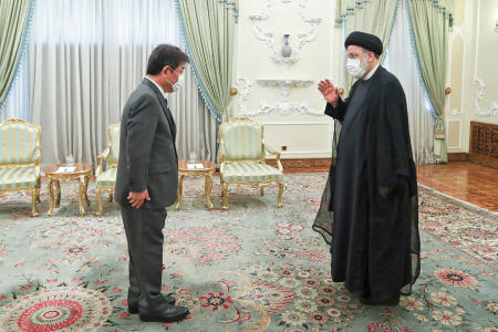 キャプション 2021年8月22日にイラン大統領府から提供された写真では、イランのイブラヒム・ライシ大統領（右）がテヘランで日本の茂木敏充外務大臣と会談する様子が写っている。（AFP）