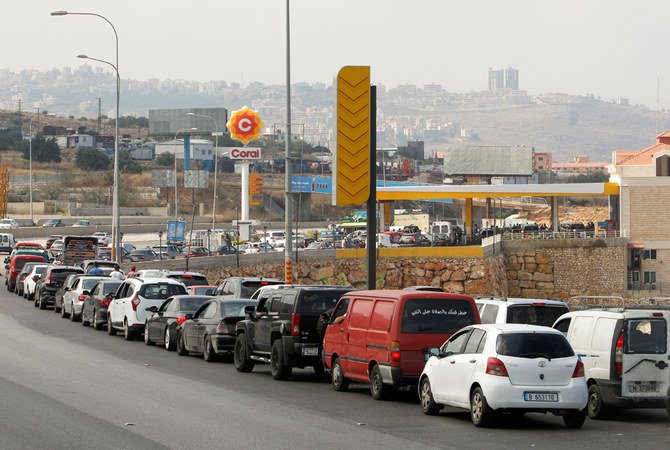 2021年6月25日、レバノンのダムールにあるガソリンスタンドに並ぶ車の列。（ロイター）