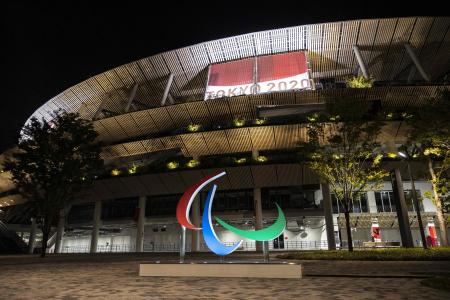 パラリンピックのシンボルは、2021年8月22日に東京で開催される東京2020パラリンピックを前に、大会のメイン会場である国立競技場の前に描かれている。(AFP)