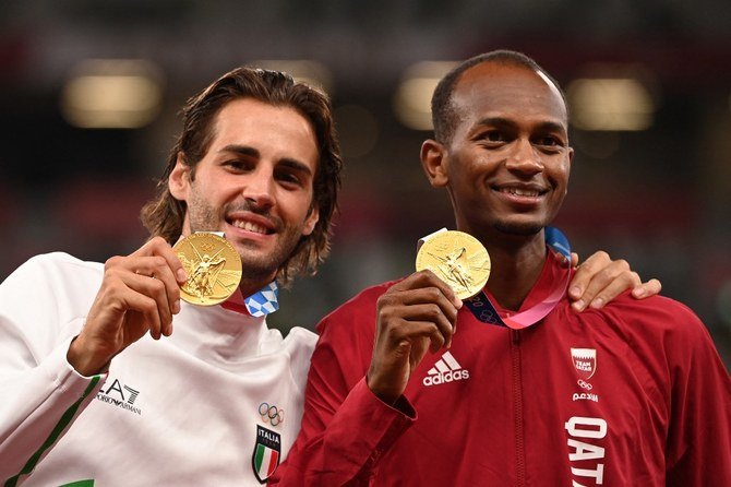 ムタズ・バルシム選手(右)とジャンマルコ・タンベリ選手が、五輪走り高跳びの金メダルを分かち合った。(AFP)