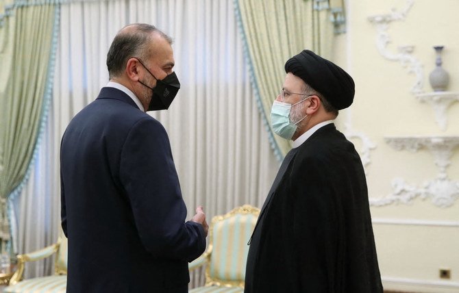 国会議員の270票を獲得したホセイン・アミラブドラヒアン外相と会談するイラン大統領イブラヒム・ライシ氏（右）（イラン大統領/AFP）