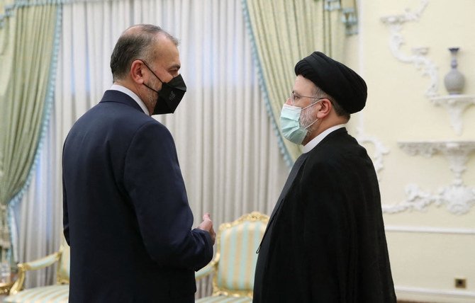 国会議員の270票を獲得したホセイン・アミラブドラヒアン外相と会談するイラン大統領イブラヒム・ライシ氏（右）（イラン大統領/AFP）