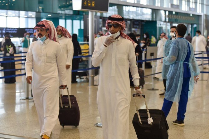 リヤドにあるキング・ファハド国際空港のサウジ人渡航者。（AFPファイル写真）