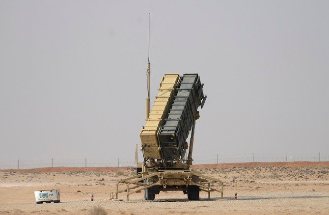 アル・カルジのプリンス・スルタン空軍基地近くに見られるパトリオットミサイルの砲台。サウジアラビア、2020年2月20日。（AFP）