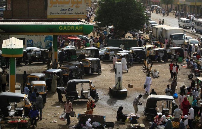 スーダンは、IMFから義務付けられた厳しい改革の一環として、ガソリンへの補助金を廃止した。（ロイター通信）